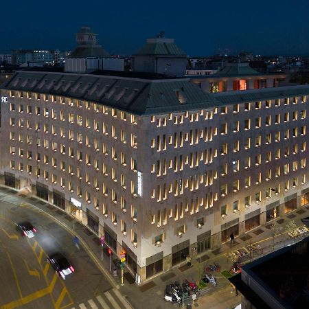 Radisson Collection Hotel, Santa Sofia Milan Milão Exterior foto The hotel at night