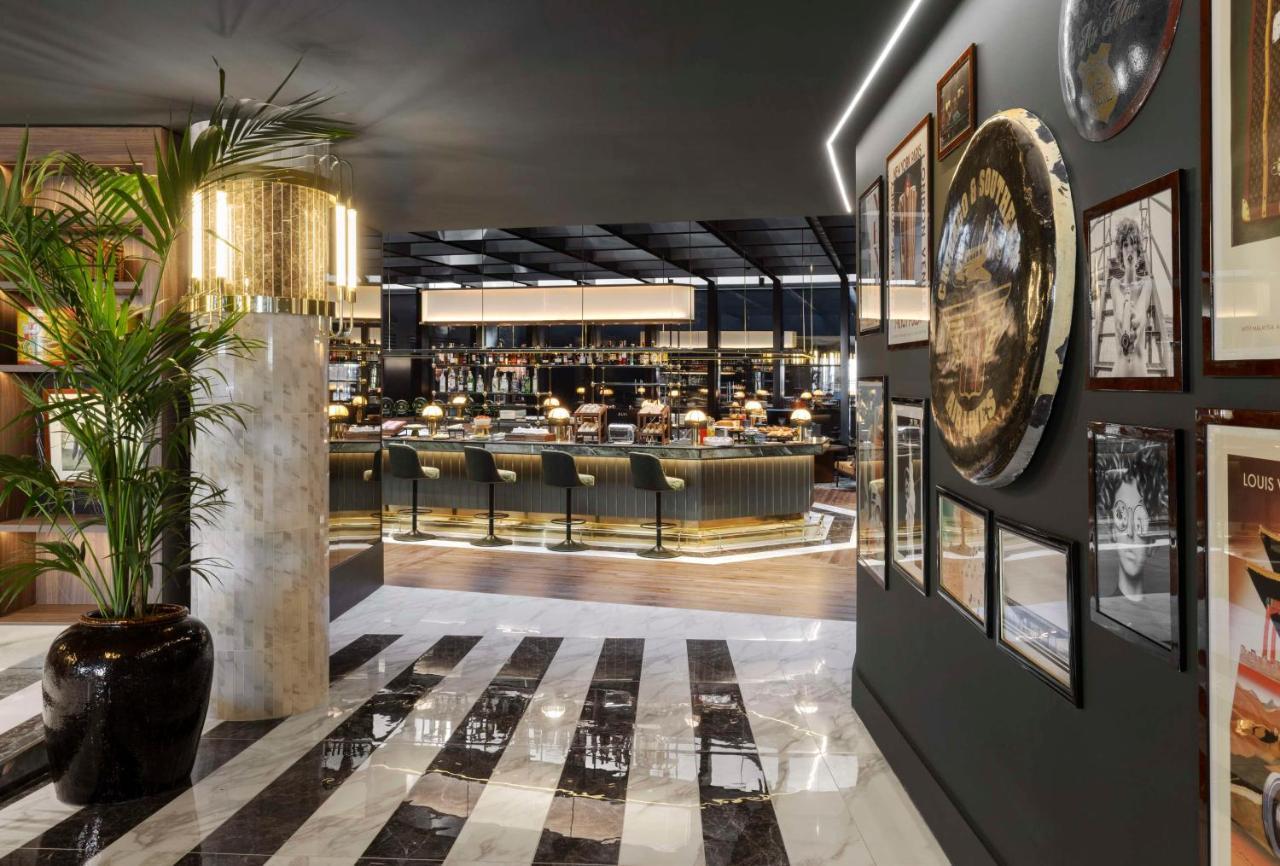 Radisson Collection Hotel, Santa Sofia Milan Milão Exterior foto The interior of the restaurant