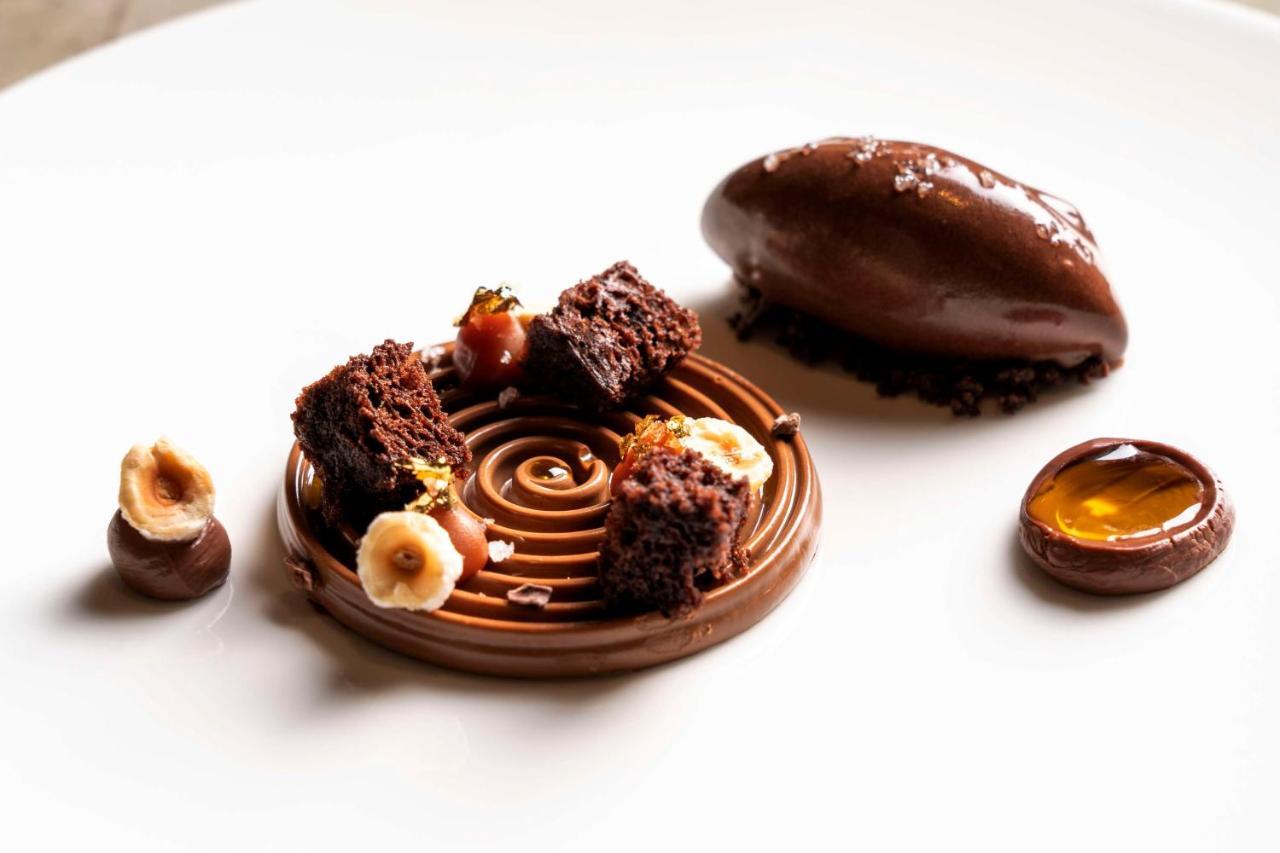 Radisson Collection Hotel, Santa Sofia Milan Milão Exterior foto Chocolate dessert