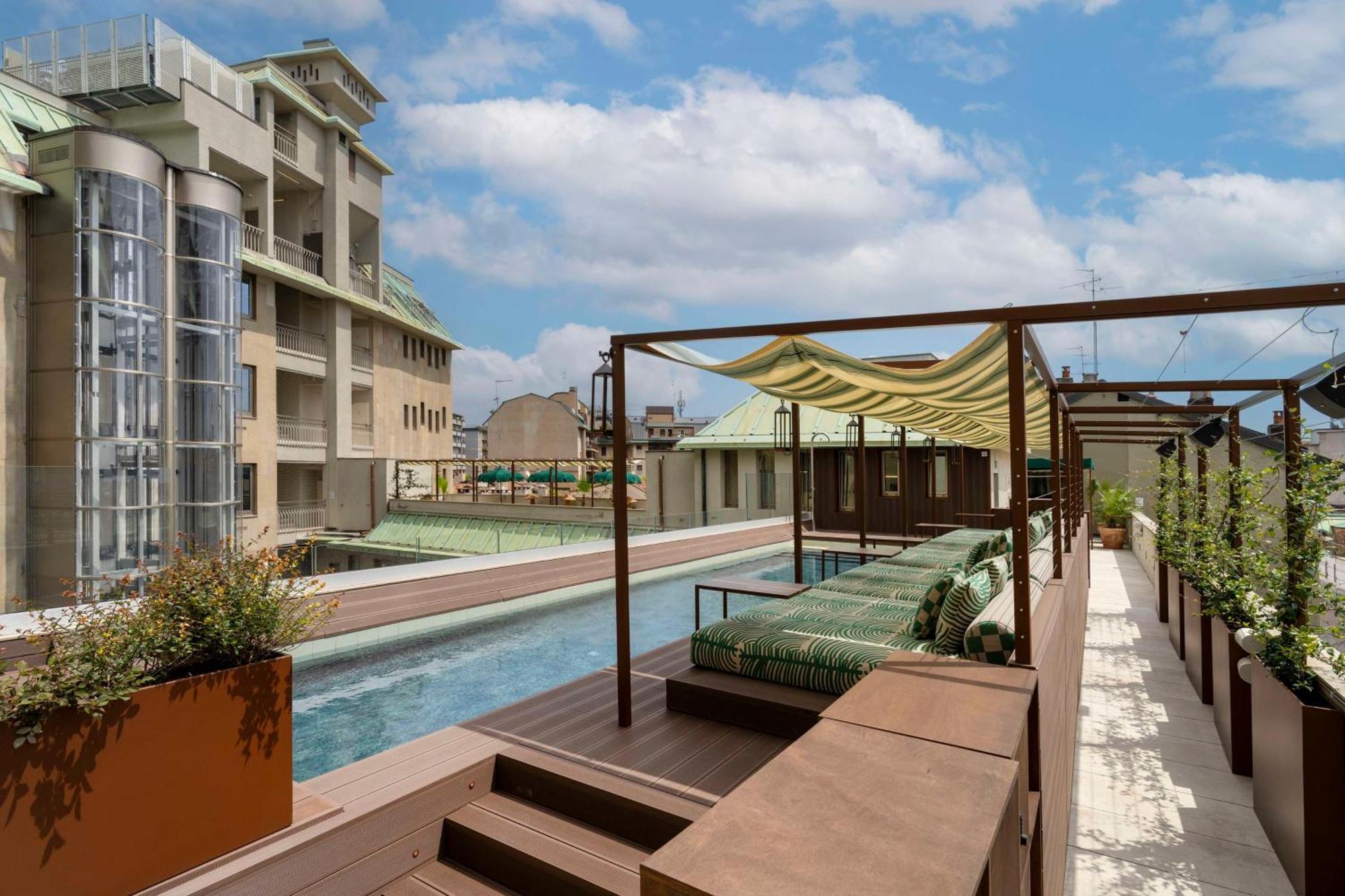 Radisson Collection Hotel, Santa Sofia Milan Milão Exterior foto The rooftop pool at the hotel