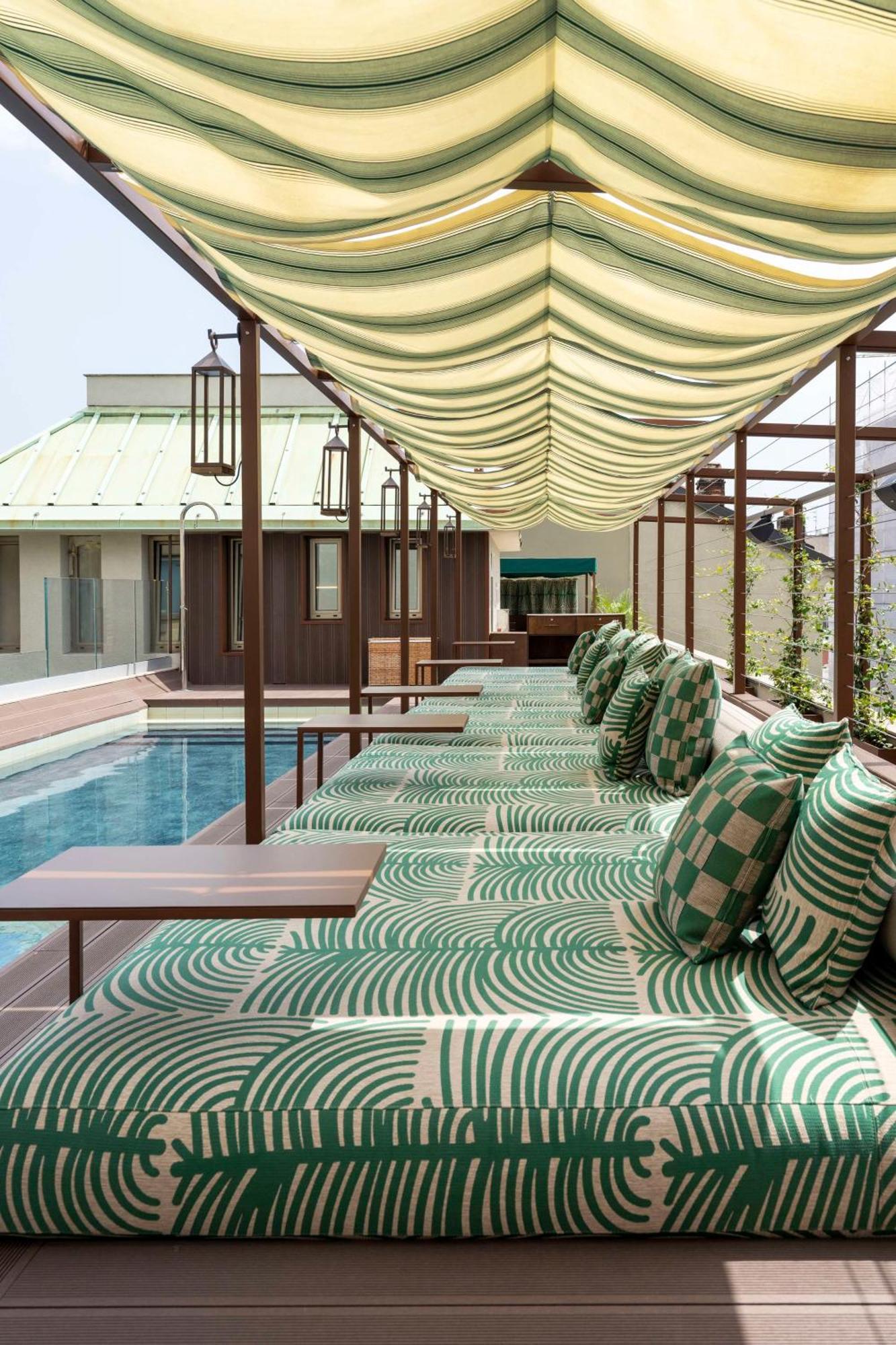 Radisson Collection Hotel, Santa Sofia Milan Milão Exterior foto The rooftop pool at the Mandarin Oriental, Paris
