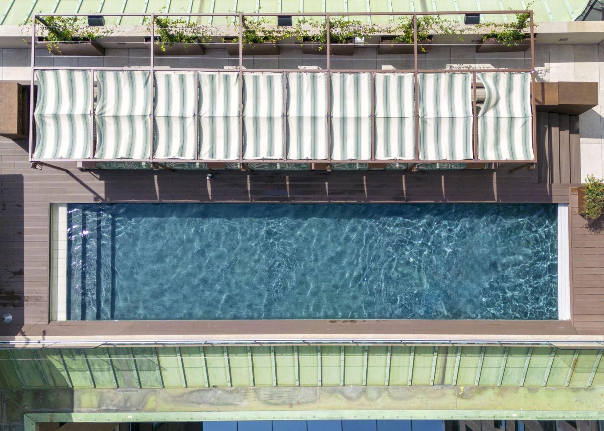 Radisson Collection Hotel, Santa Sofia Milan Milão Exterior foto The pool at the top of the hotel