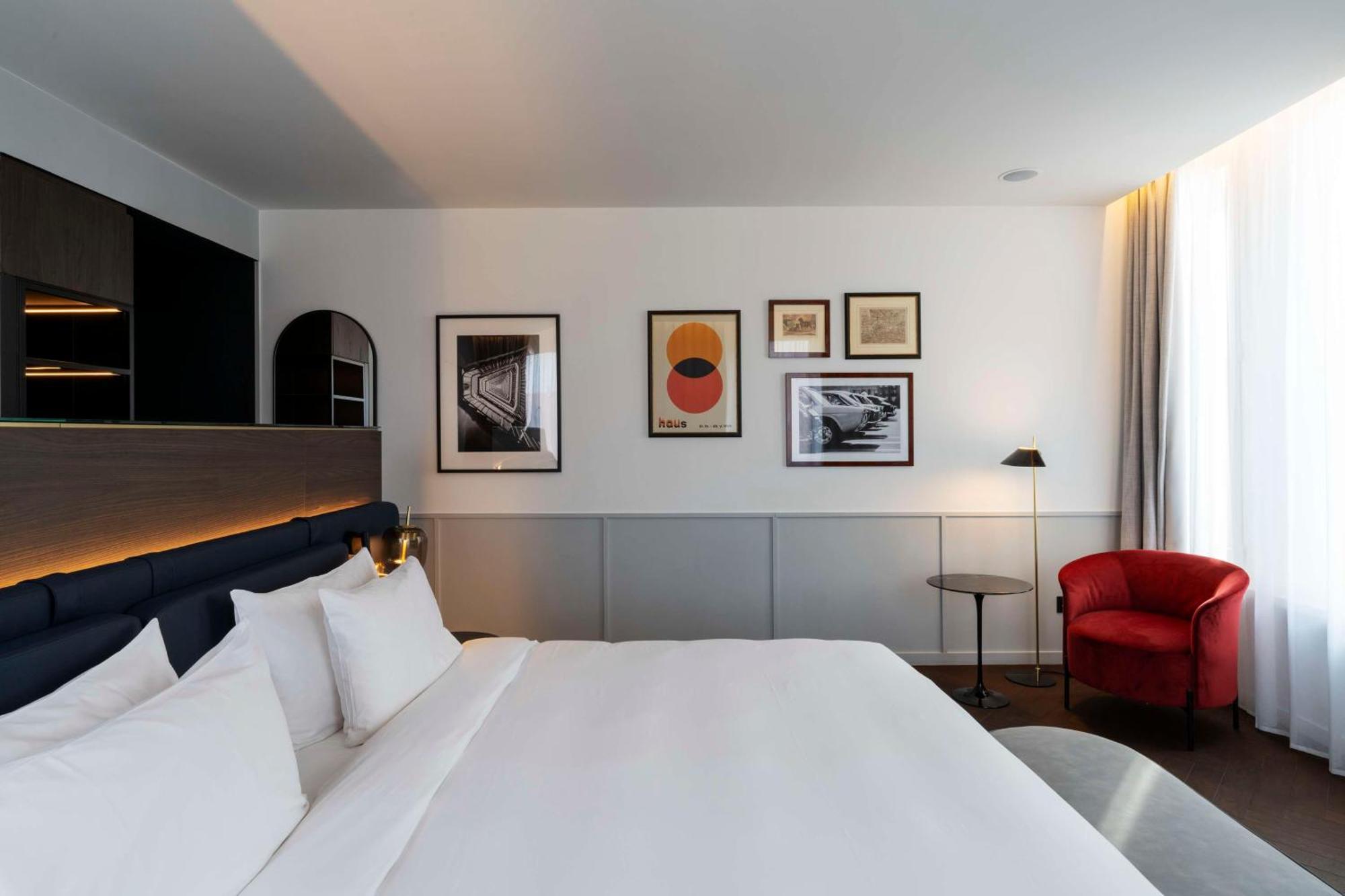 Radisson Collection Hotel, Santa Sofia Milan Milão Exterior foto A room at the hotel